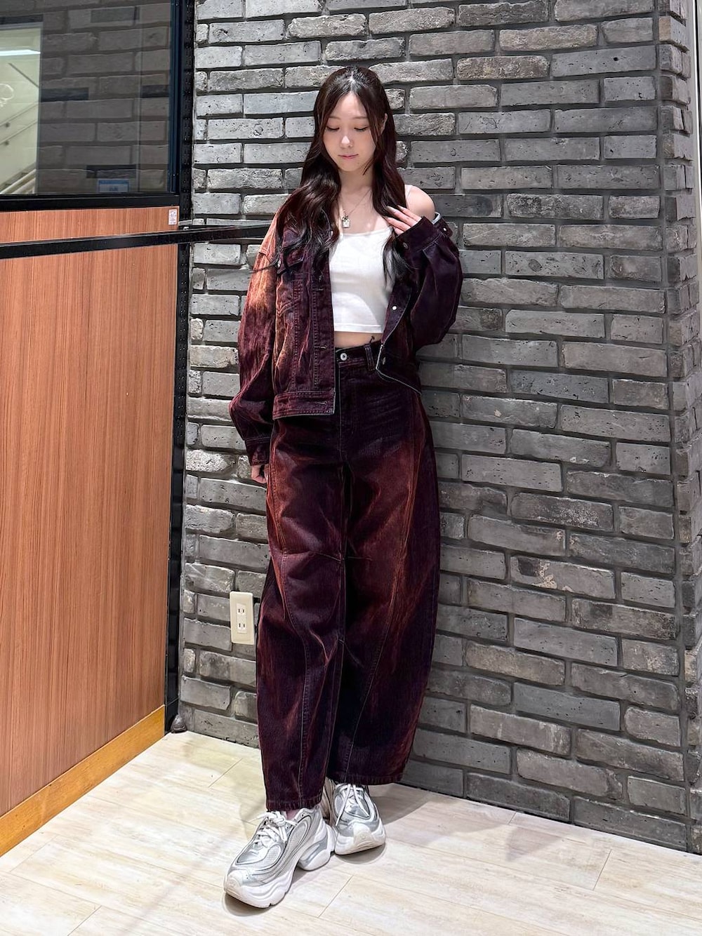 レッド系のデニムパンツ、レッド系のデニムジャケットを着用したレディースの秋コーディネートの1枚目の写真