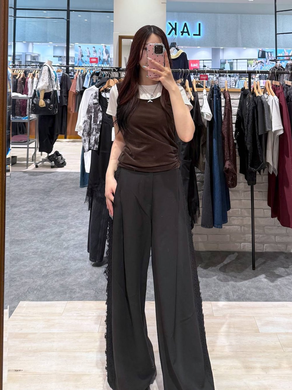 ブラウン系のタンクトップ、ホワイト系のTシャツ/カットソー、ブラック系のスラックスを着用したレディースの夏コーディネートの1枚目の写真