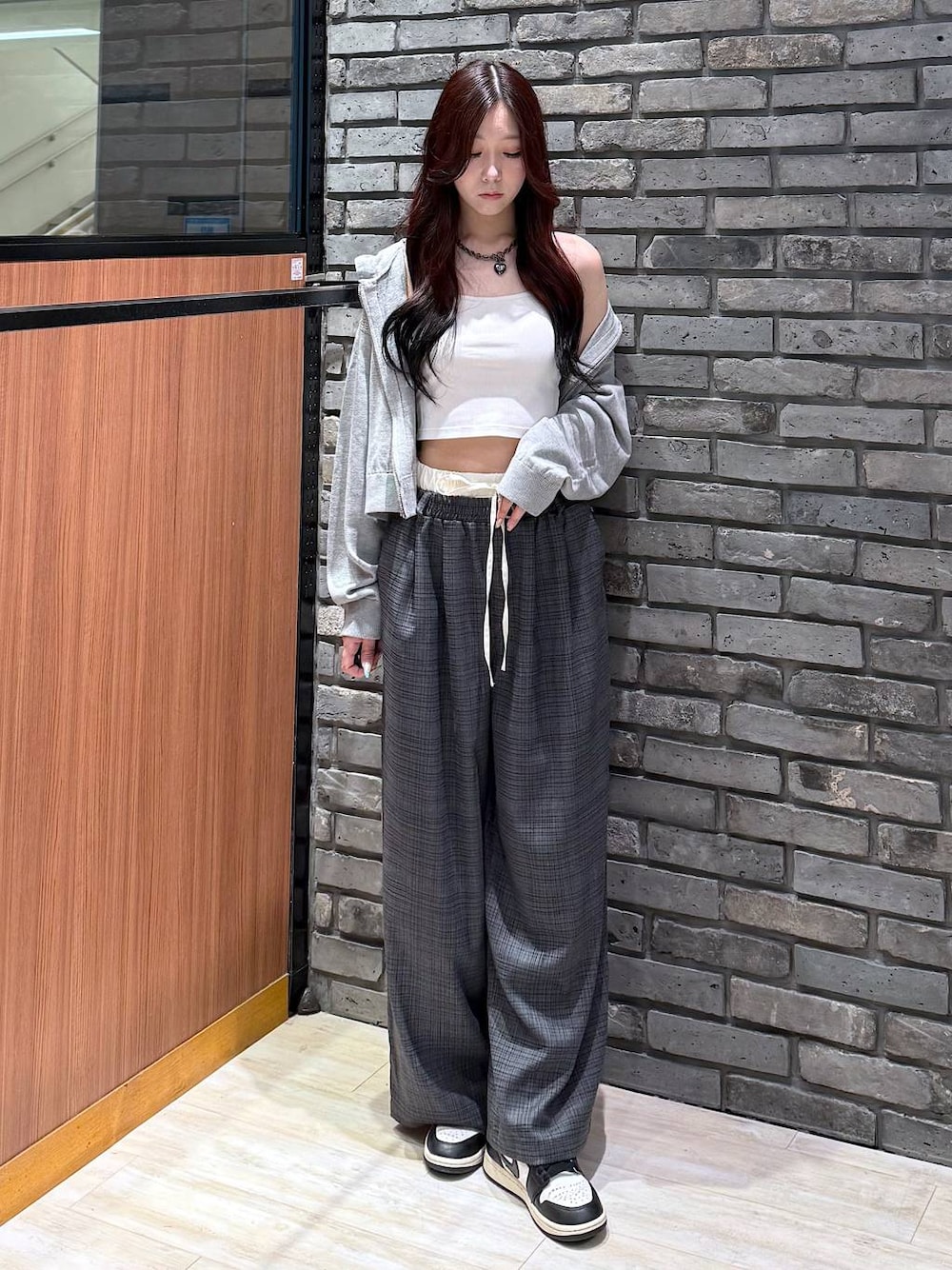 グレー系のその他パンツ、グレー系のパーカー、ブラック系のネックレスを着用したレディースの夏コーディネートの1枚目の写真