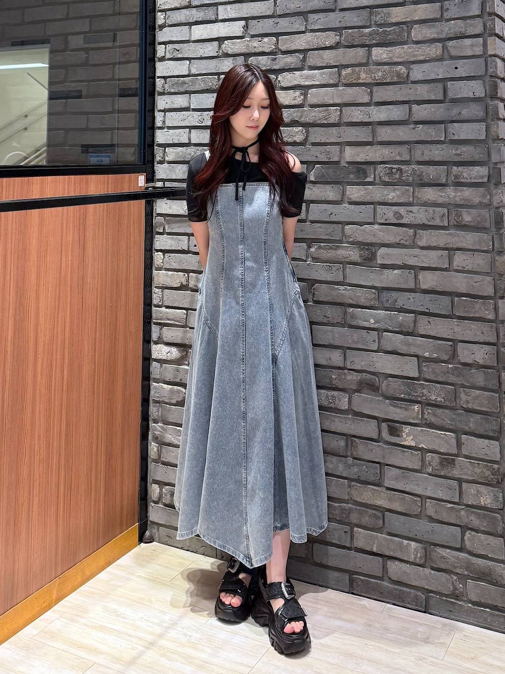 ブルー系のワンピース、ブラック系のサンダル、ブラック系のTシャツ/カットソーを着用したレディースの夏コーディネートの1枚目の写真