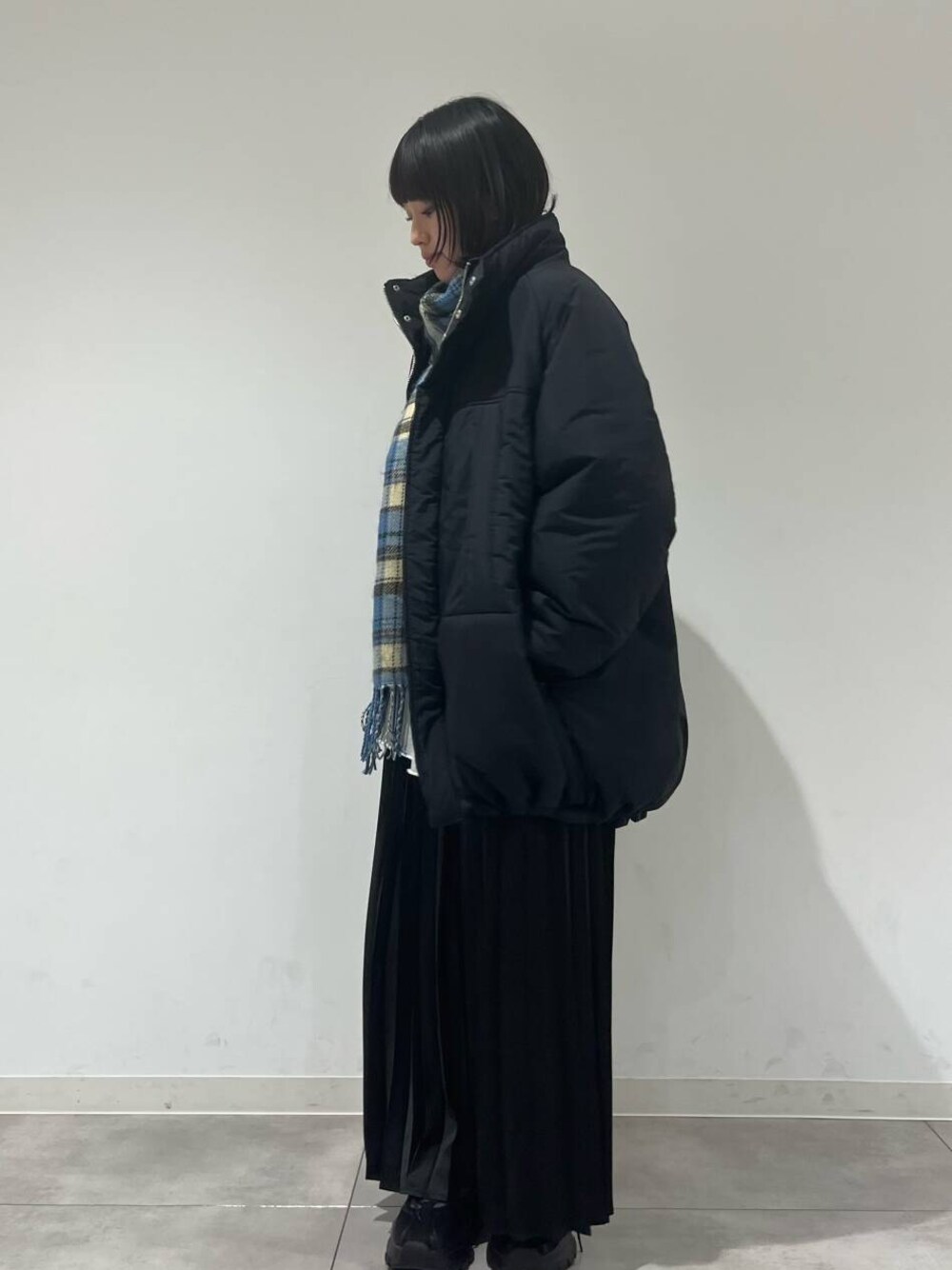 グレー系のTシャツ/カットソー、ブラック系のスニーカー、ブラック系のダウンジャケット/コートを着用したレディースの冬コーディネートの1枚目の写真