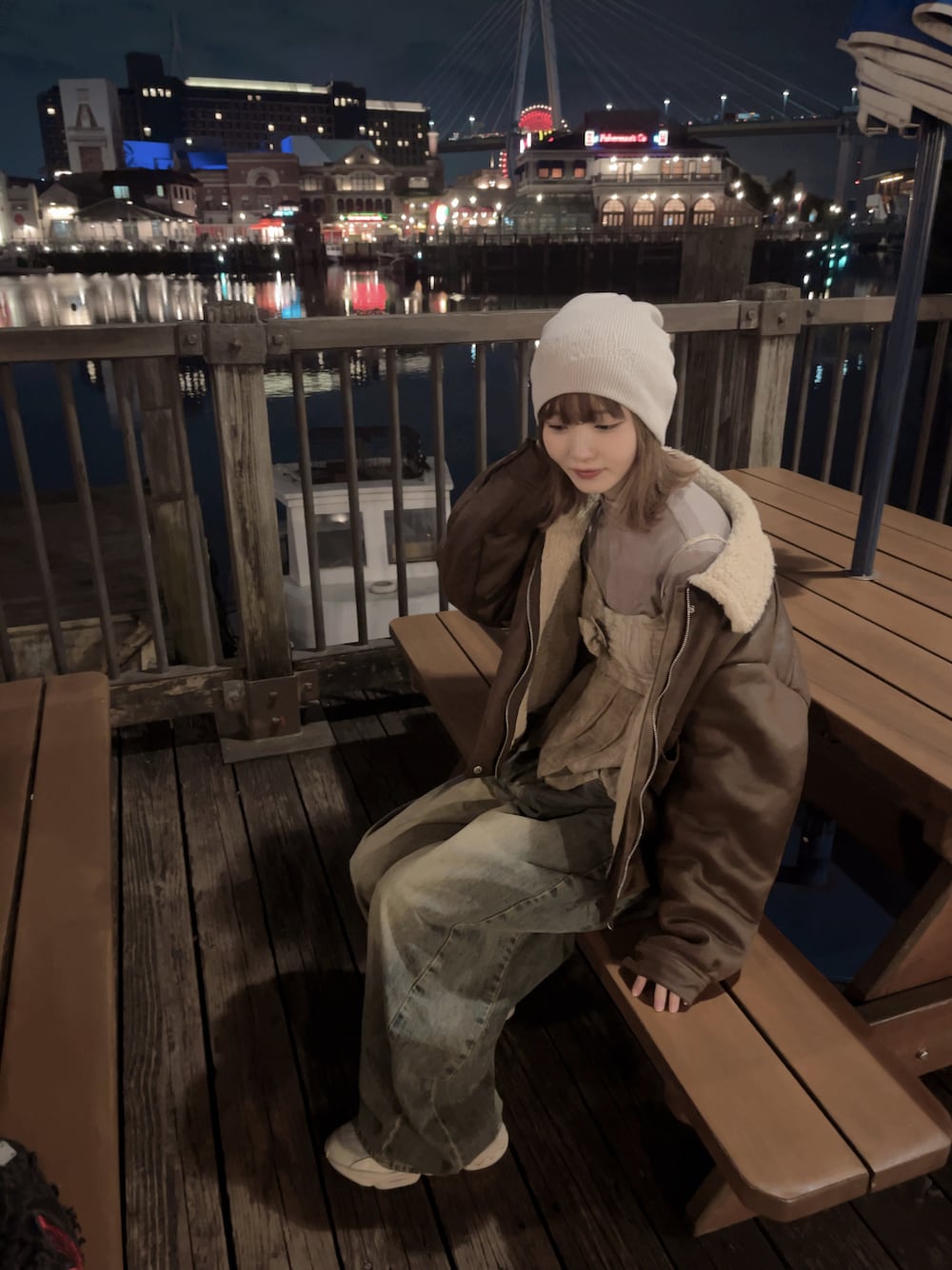 「USJ、フェアリーグランジ、グランジ、韓国ファッション、ストリート、だぼだぼ、オーバーサイズ、低身長、カジュアル、骨格ウェーブ、レザージャケット、ブラウン、ワイドデニム、最近のいい感じコーデ」｜「SLYのLOGO BEANIE ロゴ ビーニー（ニットキャップ/ビーニー、ホワイト系）」を使った、くろるさん（骨格ウェーブ・レディース・157cm）の冬コーディネートの1枚目の写真