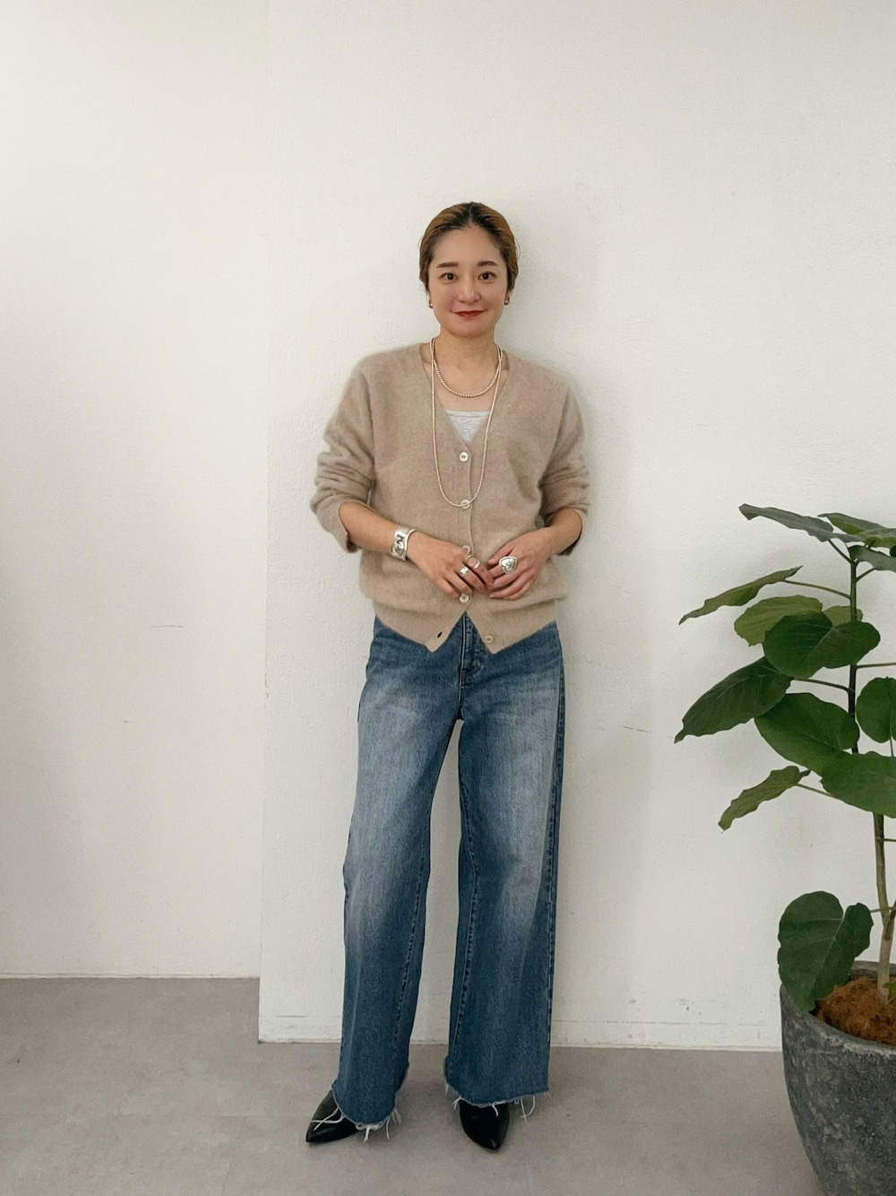 「SHENERY、ニットカーディガン、3way、カシミヤ、デニムパンツ、ワイドパンツ、ショートブーツ、カジュアル、カジュアルコーデ」｜「SHENERYのワイドデニムパンツ（デニムパンツ、ブルー系）」を使った、kawashima_164cmさん（レディース・164cm）の冬コーディネートの1枚目の写真