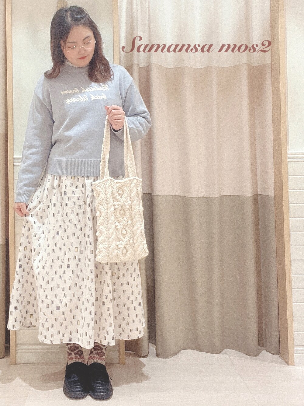 「ガーリー、大人ガーリー、ガーリーコーデ、大人かわいい、大人女子、オトナ女子、カタログ掲載、冬コーデ、SM2、SM2 keittio イオンタウン富士南店、サマンサ モスモス(Samansa Mos2)、Samansa Mos2、おしゃれさんと繋がりたい、お洒落さんとつながりたい、いいね、save、フォローお願いします🤑」｜「Samansa Mos2のBOOKプリント配色スカート（スカート、ホワイト系）」を使った、🌷○° おまゆさん（レディース・163cm）の秋コーディネートの1枚目の写真