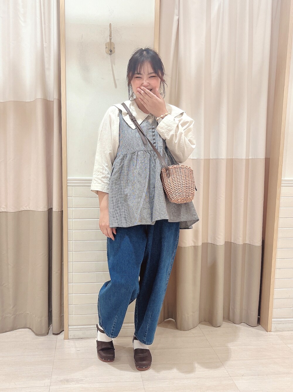 「オトナカジュアル、春コーデ、大人かわいい、デニムパンツ、公園、SM2、Samansa Mos2、サマンサ モスモス(Samansa Mos2)、サマンサモスモス、SM2 keittio イオンタウン富士南店、おしゃれさんと繋がりたい、お洒落さんとつながりたい」｜「Samansa Mos2の切替ギャザーVネックベスト（ベスト、ブルー系）」を使った、🌷○° おまゆさん（レディース・163cm）の春コーディネートの1枚目の写真