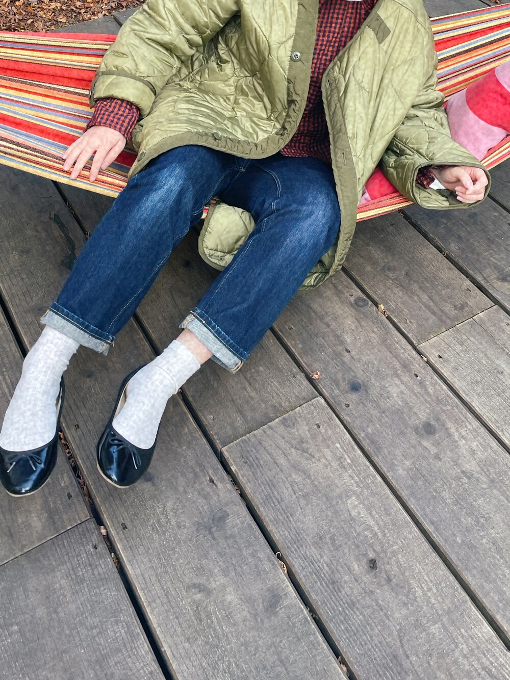 その他のデニムパンツ、グリーン系のミリタリージャケット、ホワイト系のTシャツ/カットソーを着用したレディースの冬コーディネートの1枚目の写真