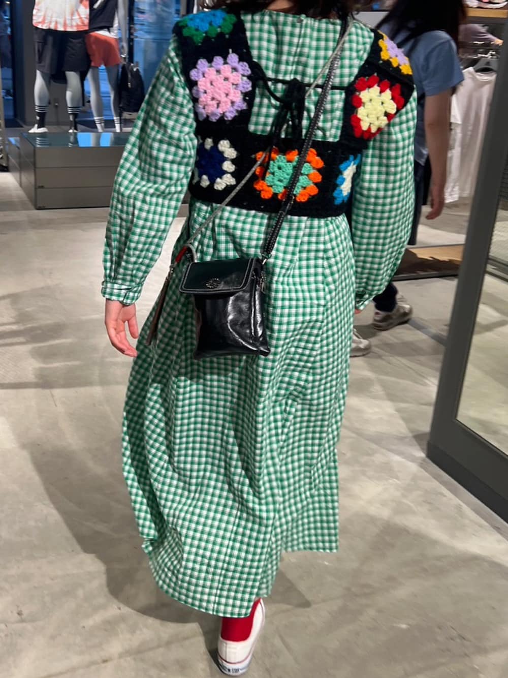 「お出かけコーデ、スニーカーコーデ、converse、グラニースクエア、ビスチェ、ワンピース、RODEO CROWNS WIDE BOWL、rodeo crowns、カラフル、春夏コーデ」｜「sufi_dogのアイテム（ニット/セーター、ブラック系）」を使った、tさん（レディース・160cm）の春コーディネートの1枚目の写真