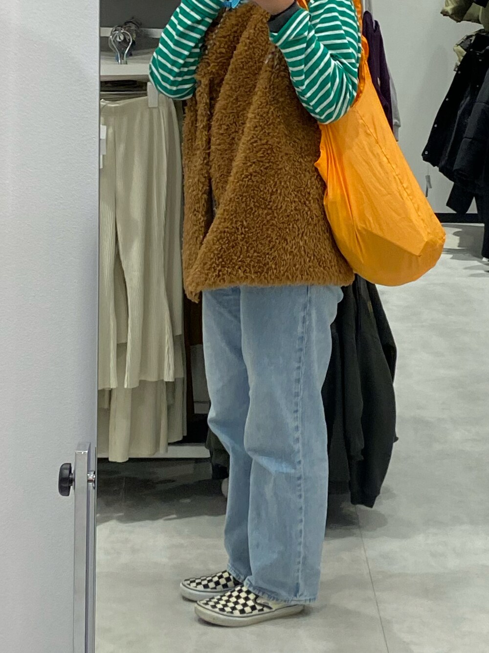 「秋冬コーデ、シンプルコーデ、カジュアル、ファーベスト、デニム、デニムパンツ、Levi's、VANS、nugu」｜「Kastaneのアイテム（ジャケット/アウター、ブラウン系）」を使った、tさん（レディース・160cm）の冬コーディネートの1枚目の写真