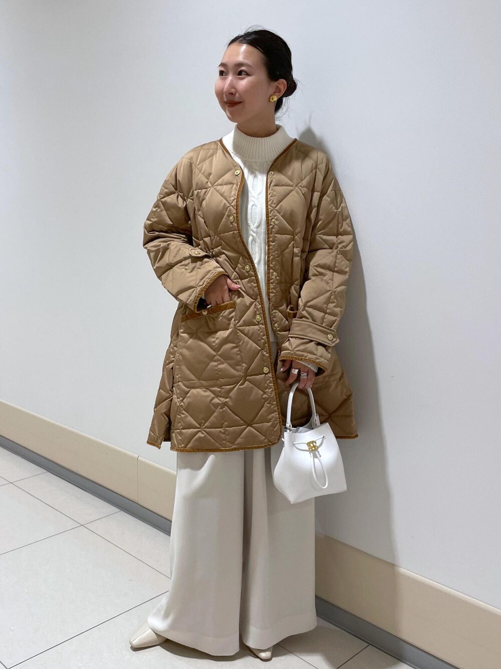 「SNaPMeAward23w、ホワイト、ハンドバッグ、ミニ、コート、ノーカラー、キルティング、ニット、パンツ、ワイド、Winter Coat 2023、Knit 2023、ROPÉ、冬コート、ブーツ」｜「ROPE'のナロースクエアトゥストレッチヒールショートブーツ（ブーツ、ホワイト系）」を使った、MOEさん（レディース・163cm）の冬コーディネートの1枚目の写真