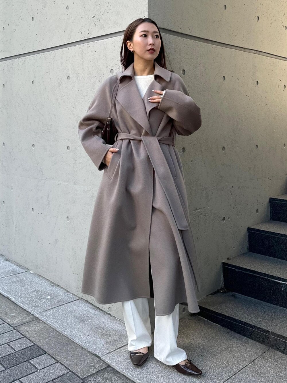 「初春コーデ、初冬コーデ、冬コーデ、デートコーデ、お出かけコーデ、旅行コーデ、女子会コーデ、大人カジュアル、パンツスタイル、体型カバー、シンプルコーデ、ROPÉ、ウェーブ、ブルべ冬、乾燥」｜「ROPE'のBridget Shoes（ブリジットシューズ）（パンプス、ブラウン系）」を使った、MOEさん（レディース・163cm）の冬コーディネートの1枚目の写真