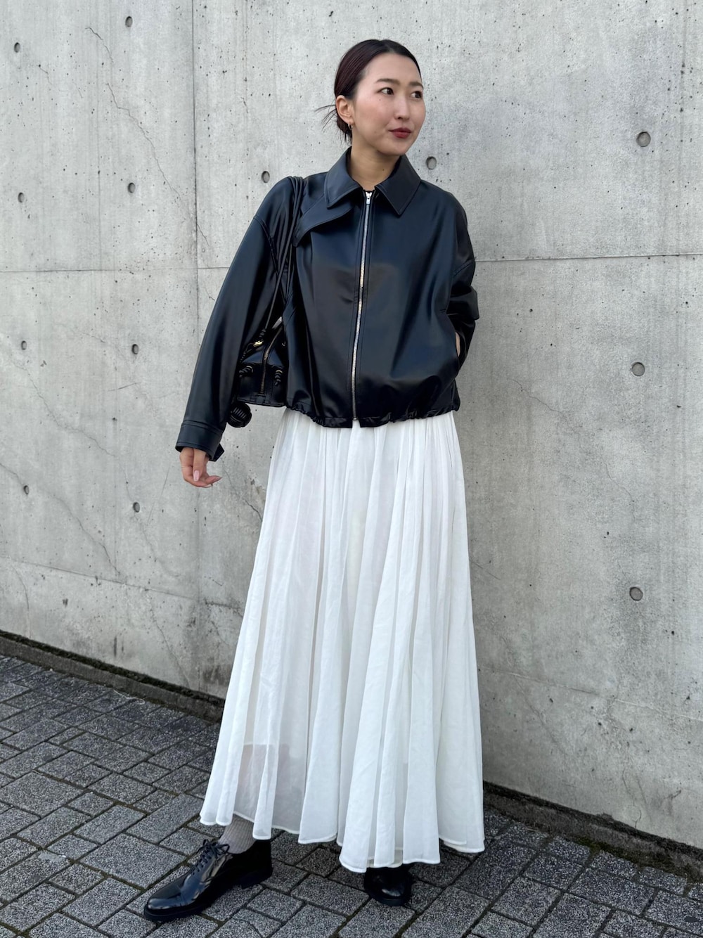 「初春コーデ、春コーデ、モード、大人カジュアル、スカートスタイル、体型カバー、モノトーンコーデ、ROPÉ、ウェーブ、ブルべ冬、乾燥、トップス、ニット/セーター、ジャケット/アウター、ブルゾン」｜「ROPE'のBeth bag(ベスバッグ)（ハンドバッグ、ブラック系）」を使った、MOEさん（レディース・163cm）の春コーディネートの1枚目の写真