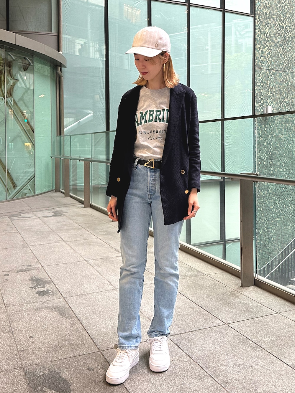 「きれいめカジュアル、いまどきジャケット写真、カレッジロゴ、Tシャツ、デニム、キャップ、帽子、高身長女子、白スニーカー、スニーカー、ジャケット、春コーデ、シンプルコーデ、プチプラ、春服」｜「Chapeau d' OのChapeau d' O Monogram Lace-up Cap（キャップ、ベージュ系）」を使った、aymqooさん（レディース・169cm）の春コーディネートの1枚目の写真
