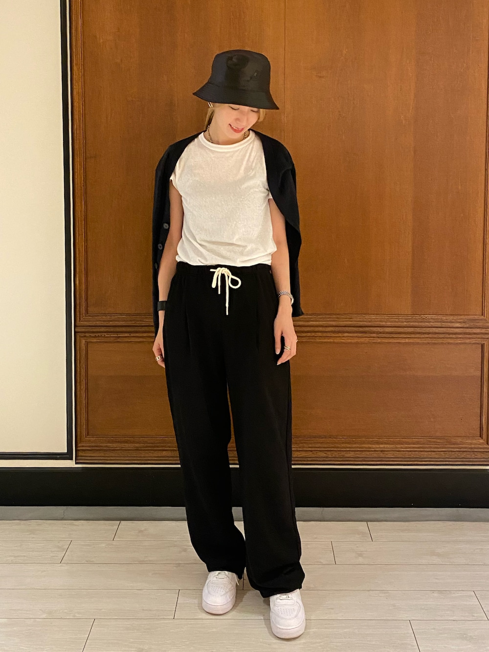 「大人ストリート、韓国ファッション、ストリート、KANGOL、白Tシャツ、スウェットパンツ、バケットハット、モードストリート、モノトーン、高身長女子、NIKE、プチプラ、スニーカー、カーディガン、パンツコーデ」｜「THE SHINZONEのCREW NECK T-SHIRTS（Tシャツ/カットソー、ホワイト系）」を使った、aymqooさん（レディース・169cm）の秋コーディネートの1枚目の写真
