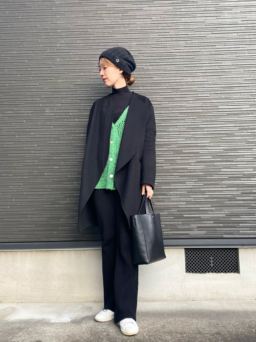 「休日コーデ、オトナカジュアル、きれいめカジュアル、タートルネック、レイヤードスタイル、差し色、UNIQLO、mame、キレイめ、高身長女子、ニットパンツ、カーディガン、帽子、ニット帽、スニーカー」｜「Chapeau d' OのChapeau d' O BFX Rib Knit Beanie（ニットキャップ/ビーニー、グレー系）」を使った、aymqooさん（レディース・169cm）の冬コーディネートの1枚目の写真