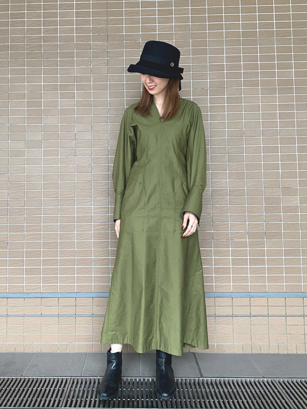 「雨の日コーデ、ワンピース、mame、帽子、キレイめ、ブーツ、お出かけコーデ、春コーデ、春夏コーデ、高身長女子、バケットハット、大人女子、ごきげんウィーク、紫外線対策、モード」｜「Chapeau d' Oの【Chapeaud’O】Si Braid Edge Up Cloche / 【シャポードオー】ブレード　エッジアップ　クロッシェ（ハット、ブラック系）」を使った、aymqooさん（レディース・169cm）の春コーディネートの1枚目の写真
