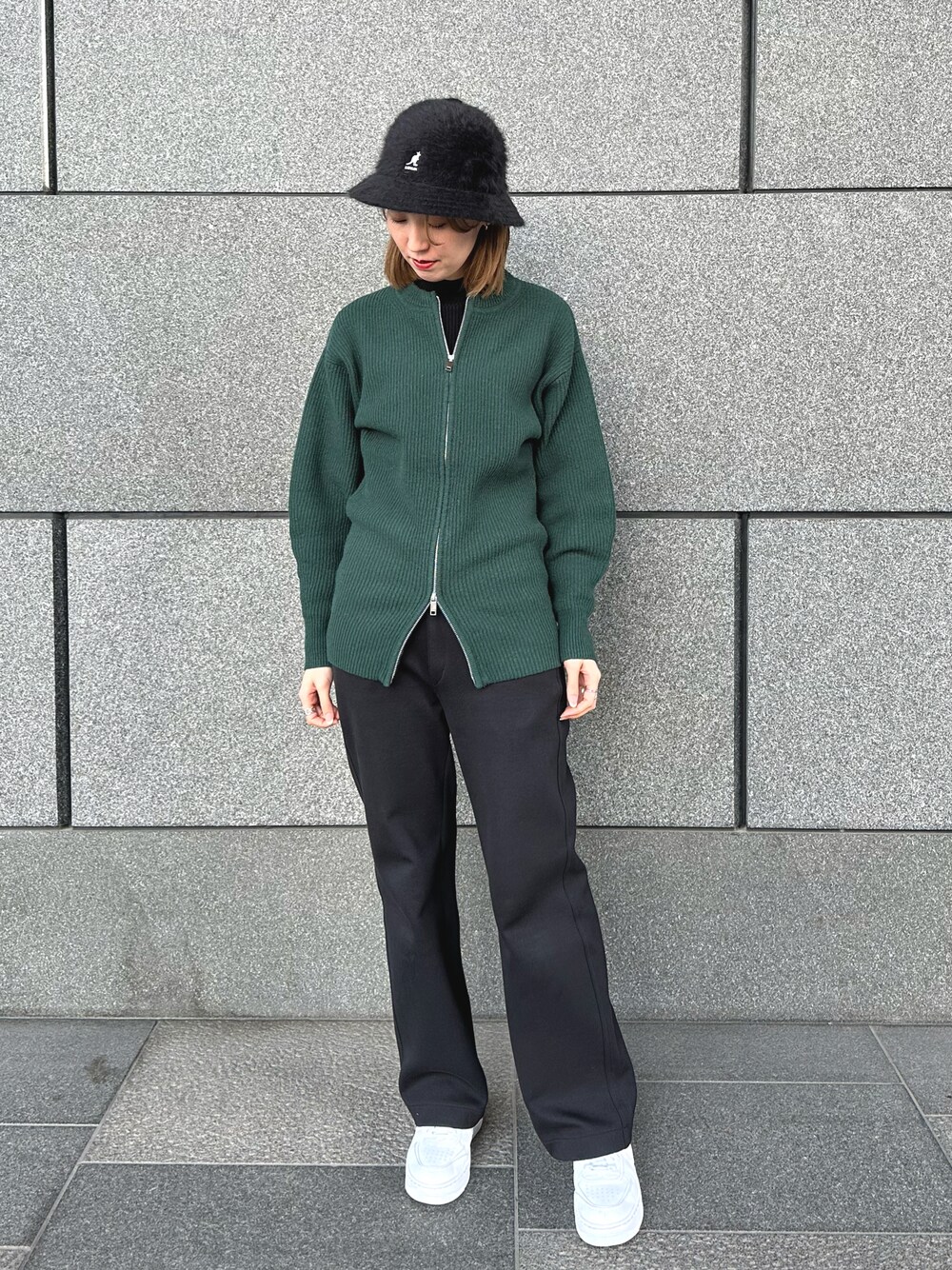 「大人カジュアル、ストリート、バケットハット、ファー小物、KANGOL、大人ストリート、スニーカー、NIKE、シンプルコーデ、ジップアップ、きれいめカジュアル、帽子、スラックス、秋冬コーデ、ニット」｜「CLANEのCLANE/クラネ/ZIP RIB KNIT TOPS（ニット/セーター、グリーン系）」を使った、aymqooさん（レディース・169cm）の冬コーディネートの1枚目の写真