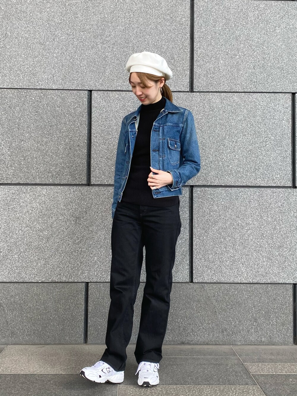 「デニム、ベレー帽、デニムジャケット、New Balance、UNIQLO、帽子、白スニーカー、プチプラ、デニムオンデニム、オトナカジュアル、高身長女子、レイヤードスタイル、HYKE、カジュアル」｜「NEW BALANCEのアイテム（スニーカー、ホワイト系）」を使った、aymqooさん（レディース・169cm）の冬コーディネートの1枚目の写真