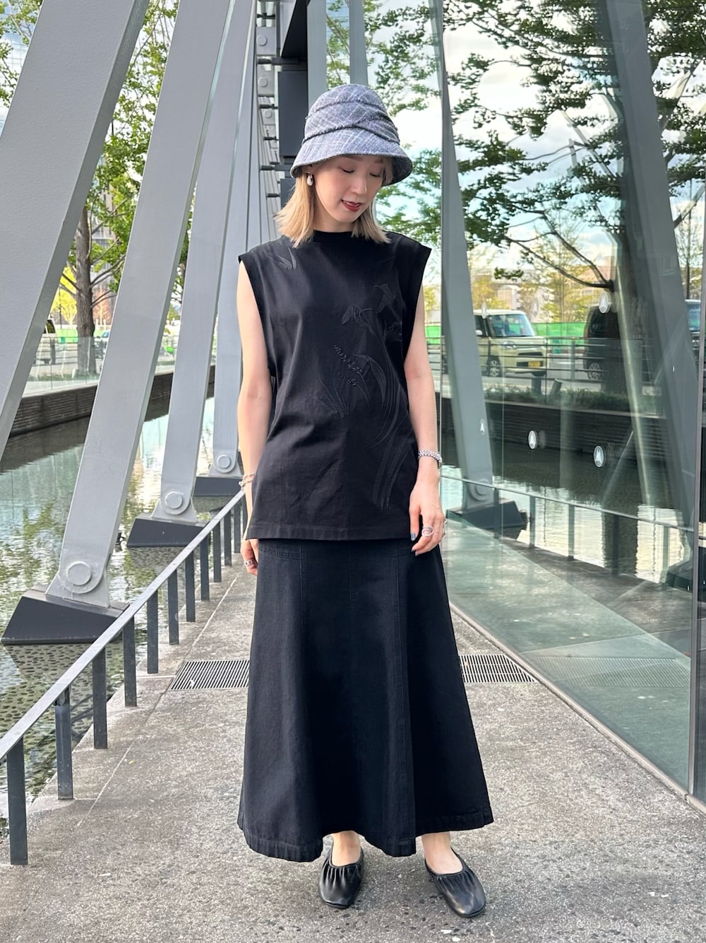 「秋服準備はじめました、きれいめコーディネート、ノースリーブ、ブラック、モノトーン、バレエシューズ、バケットハット、モード、高身長女子、秋服コーデ、モノトーンコーデ、オトナ女子、ロングスカート、デニム、フレアスカート」｜「Chapeau d' OのChapeau d' O  Twisted Ribbon Cloche（ハット、グレー系）」を使った、aymqooさん（レディース・169cm）の夏コーディネートの1枚目の写真