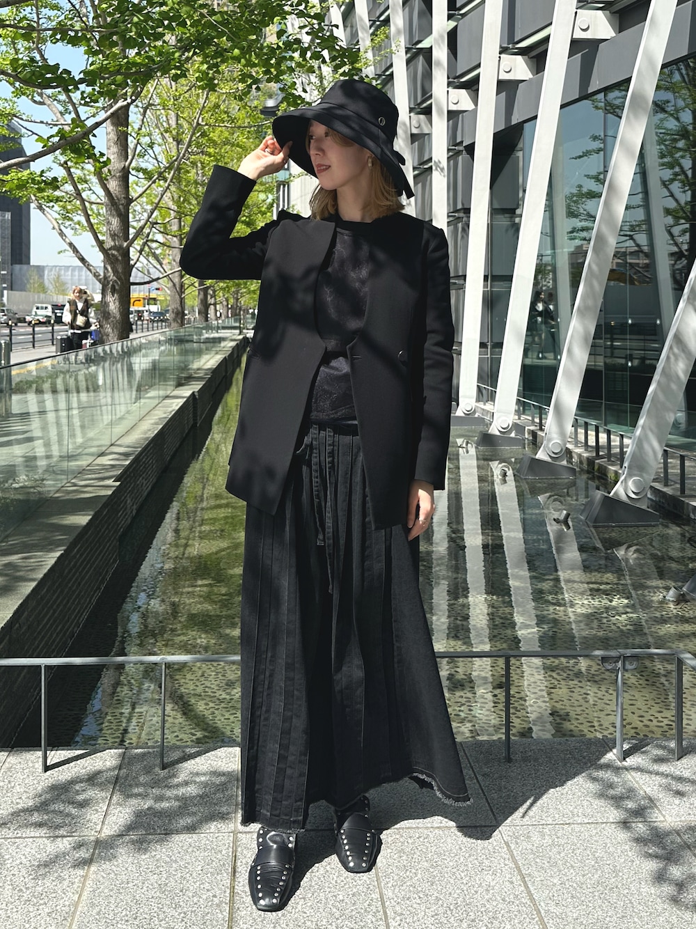 「休日コーデ、モノトーン、レイヤードスタイル、シアートップス、ロングスカート、モード、高身長女子、ジャケット、帽子、ハット、春夏コーデ、キレイめ、ジャケットスタイル、ローファー、mamekurogouchi」｜「Chapeau d' OのChapeaud’O  T/C Compact Capeline（ハット、ブラック系）」を使った、aymqooさん（レディース・169cm）の春コーディネートの1枚目の写真