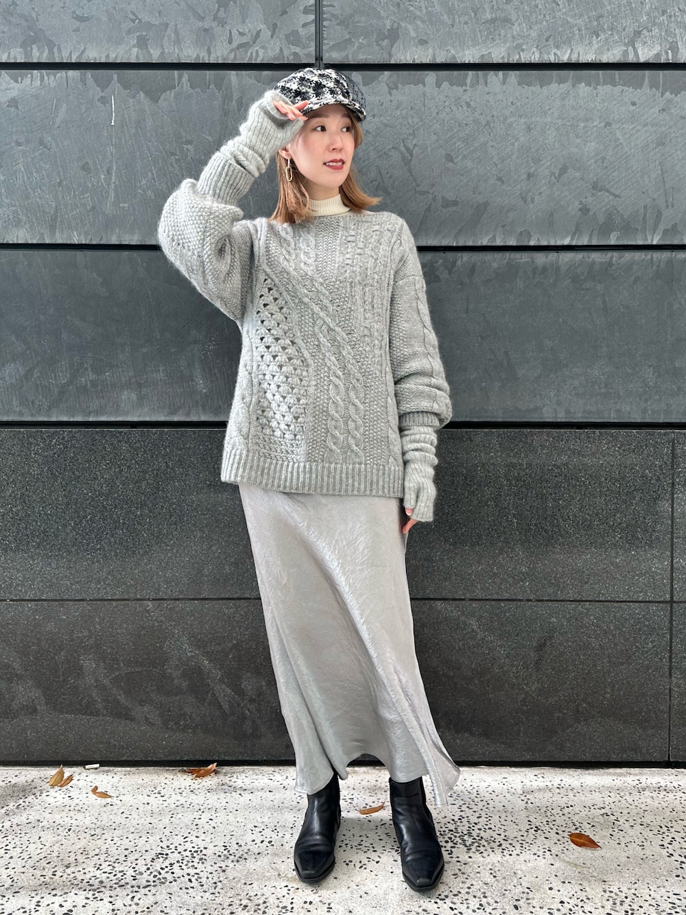 「オトナ女子、あったかコーデ、#冬コーデ、高身長コーデ、クリスマスに着たい服、マリンキャップ、キャスケット、帽子、ニット、サテンスカート、タイトスカート、グレー、レイヤードスタイル、ワントーンコーデ、きれいめカジュアル」｜「mameのアイテム（ニット/セーター、グレー系）」を使った、aymqooさん（レディース・169cm）の冬コーディネートの1枚目の写真