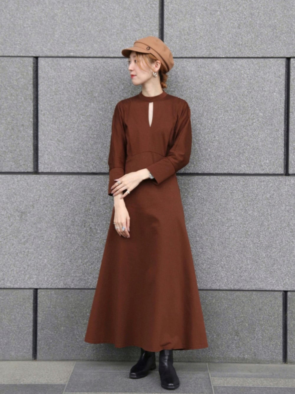 「ワンピース、ブーツ、カジュアル、ZARA、キャスケット、帽子、ブラウン、キレイめ、mame、シンプルスタイル、マリンキャップ、秋コーデ、秋先取りコーデ、秋服準備はじめました」｜「Chapeau d' OのChapeau d' O Over Marine Cas（キャスケット、ベージュ系）」を使った、aymqooさん（レディース・169cm）の秋コーディネートの1枚目の写真
