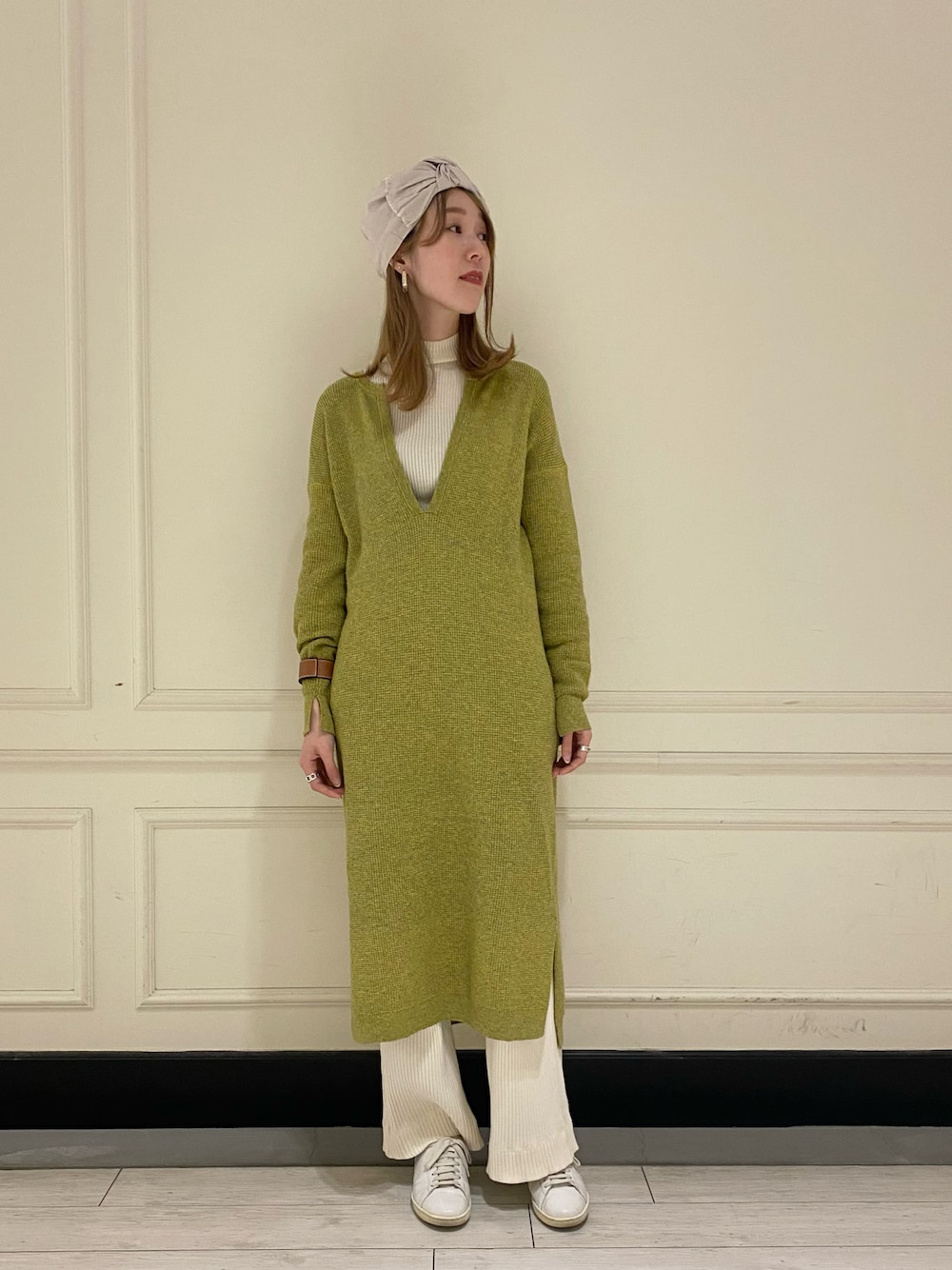 「春服、春カラー、リラックススタイル、ヘアバンド、帽子、リブパンツ、BASErange、UNIQLO、グリーン、レイヤードスタイル、オトナカジュアル、スニーカー、白スニーカー、高身長女子、パステル映える春」｜「EARIHのアイテム（ワンピース/ドレス、グリーン系）」を使った、aymqooさん（レディース・169cm）の冬コーディネートの1枚目の写真