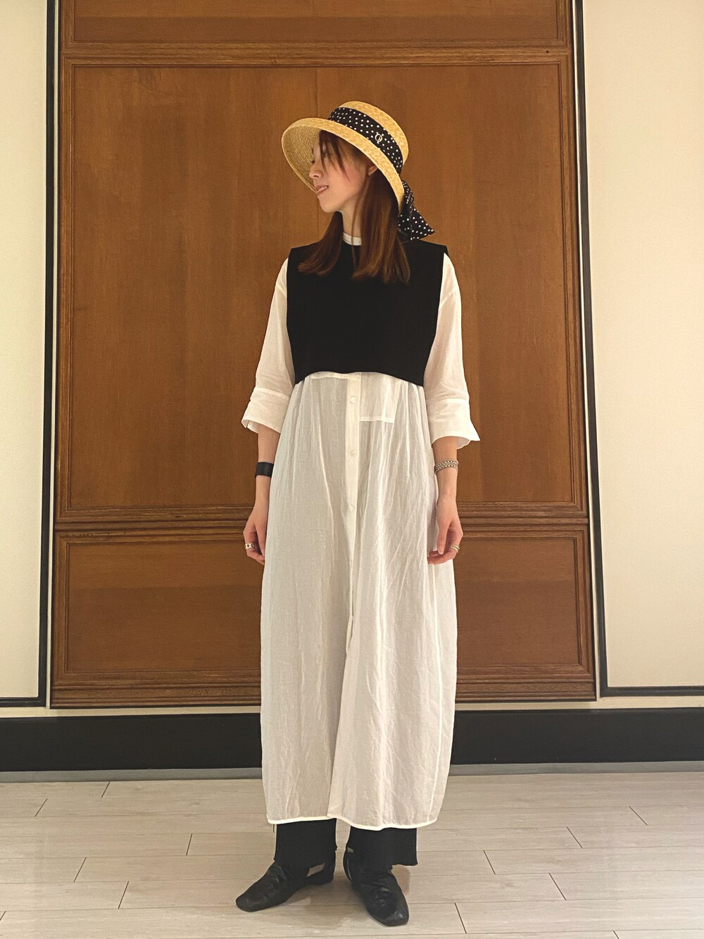 「シャツスタイル、ベスト、モノトーン、モード、帽子、春夏コーデ、高身長女子、ドット、レイヤードスタイル、きれいめカジュアル、スクエアトゥ、シャツワンピ、HYKE、ZARA」｜「HYKEの＜HYKE（ハイク）＞S/C/P CROP ニット ■■■（ニット/セーター、ブラック系）」を使った、aymqooさん（レディース・169cm）の夏コーディネートの1枚目の写真