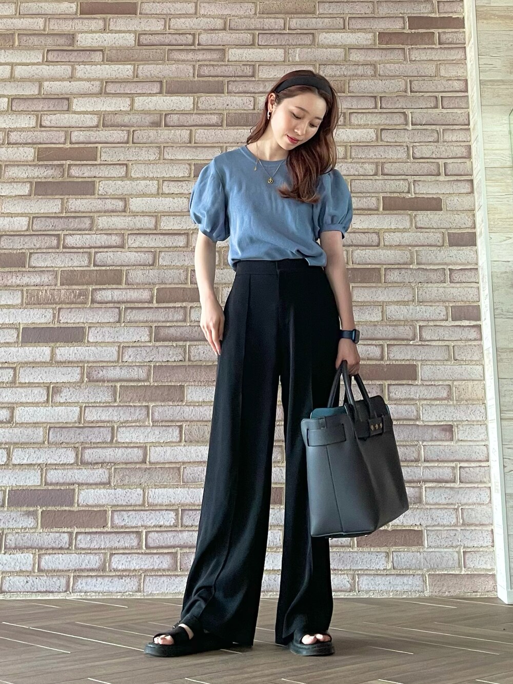 パフスリーブニットトップスを使った人気ファッションコーディネート