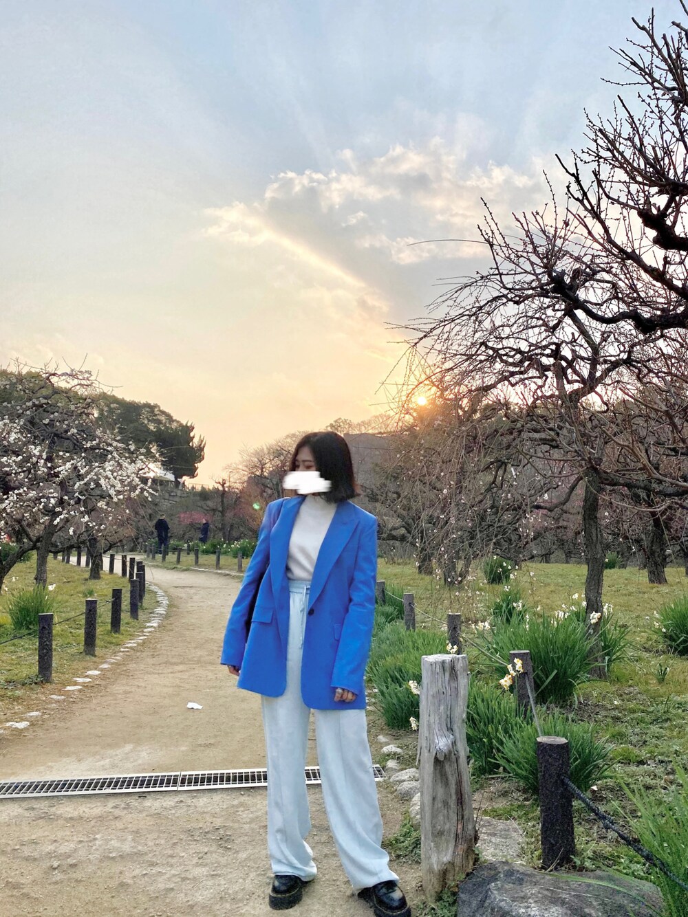 ブルー系のテーラードジャケット、ホワイト系のニット/セーター、ブルー系のスラックスを着用したレディースの秋コーディネートの1枚目の写真