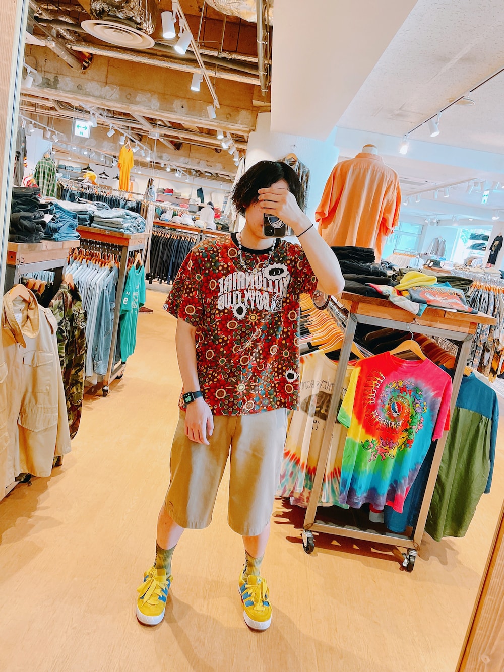 その他のTシャツ/カットソー、ベージュ系のチノパンツ、イエロー系のスニーカーを着用したメンズの夏コーディネートの1枚目の写真