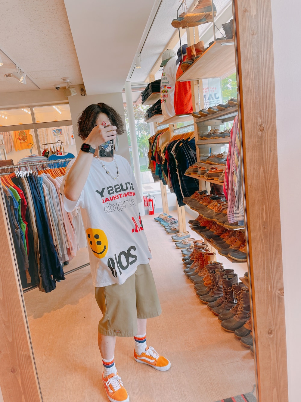 ホワイト系のTシャツ/カットソー、ベージュ系のチノパンツ、オレンジ系のスニーカーを着用したメンズの春コーディネートの1枚目の写真