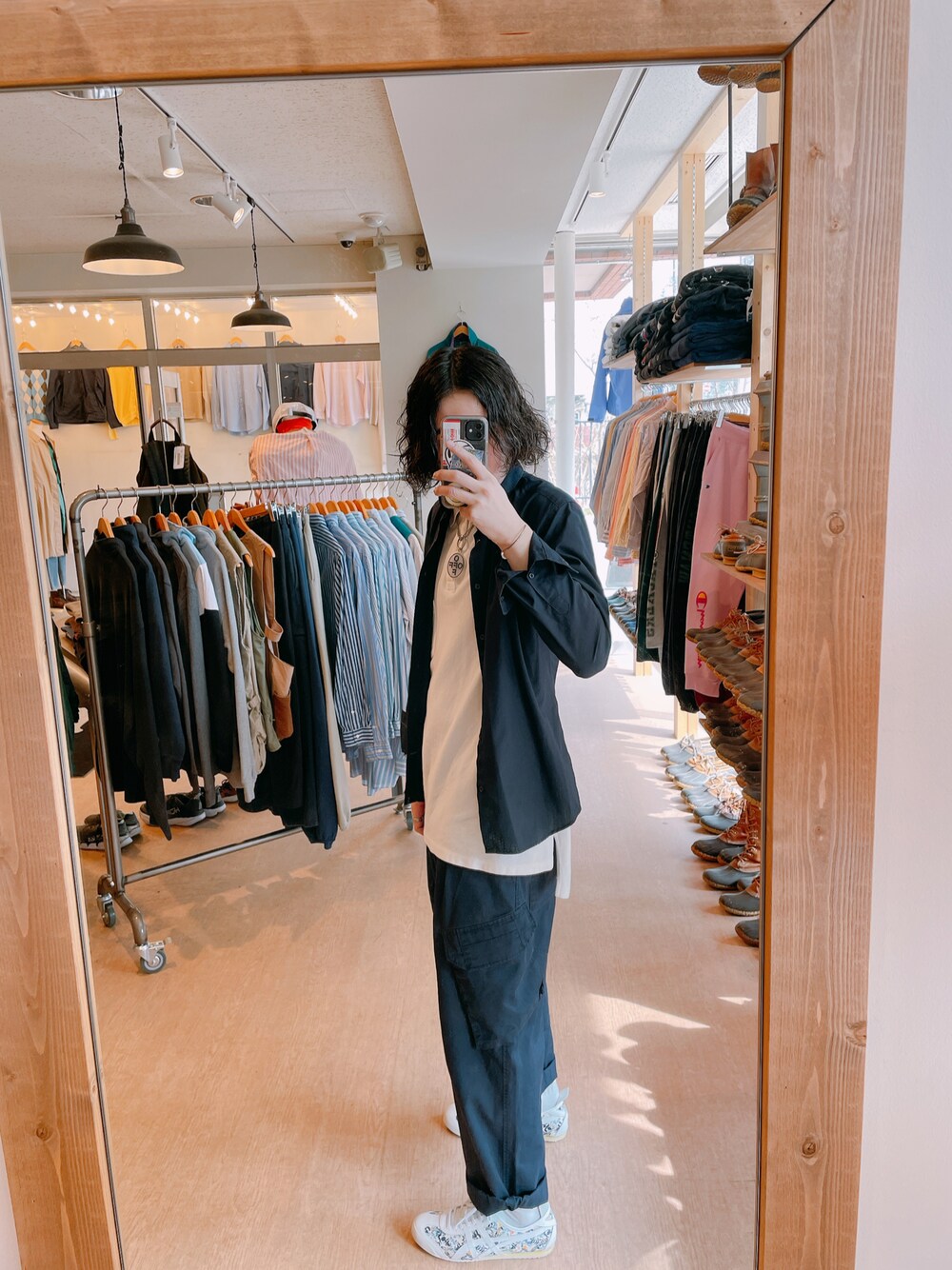 ホワイト系のポロシャツ、ブラック系のシャツ/ブラウス、その他のスニーカーを着用したメンズの春コーディネートの1枚目の写真