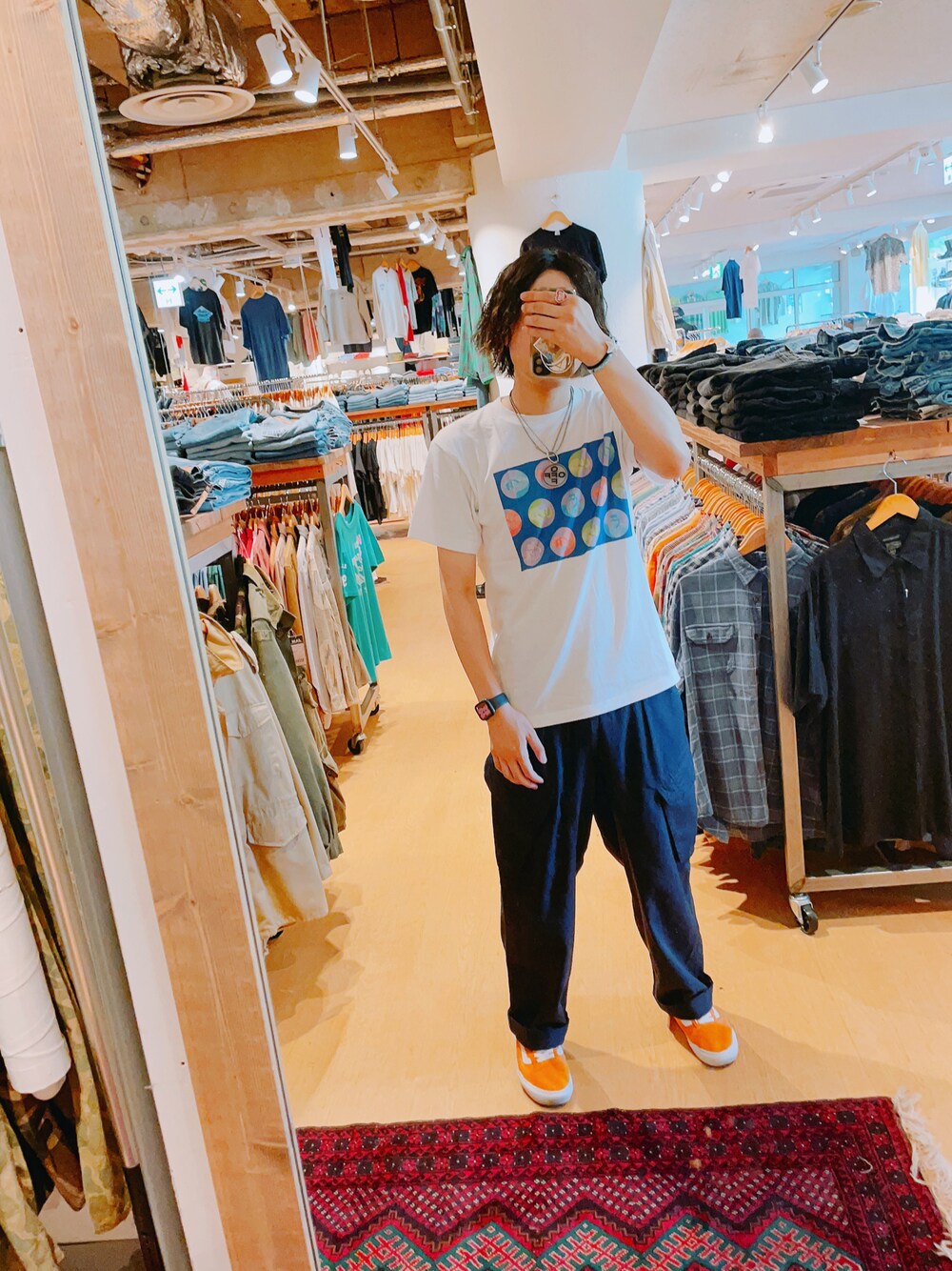 ホワイト系のTシャツ/カットソー、ブルー系のカーゴパンツ、オレンジ系のスニーカーを着用したメンズの夏コーディネートの1枚目の写真