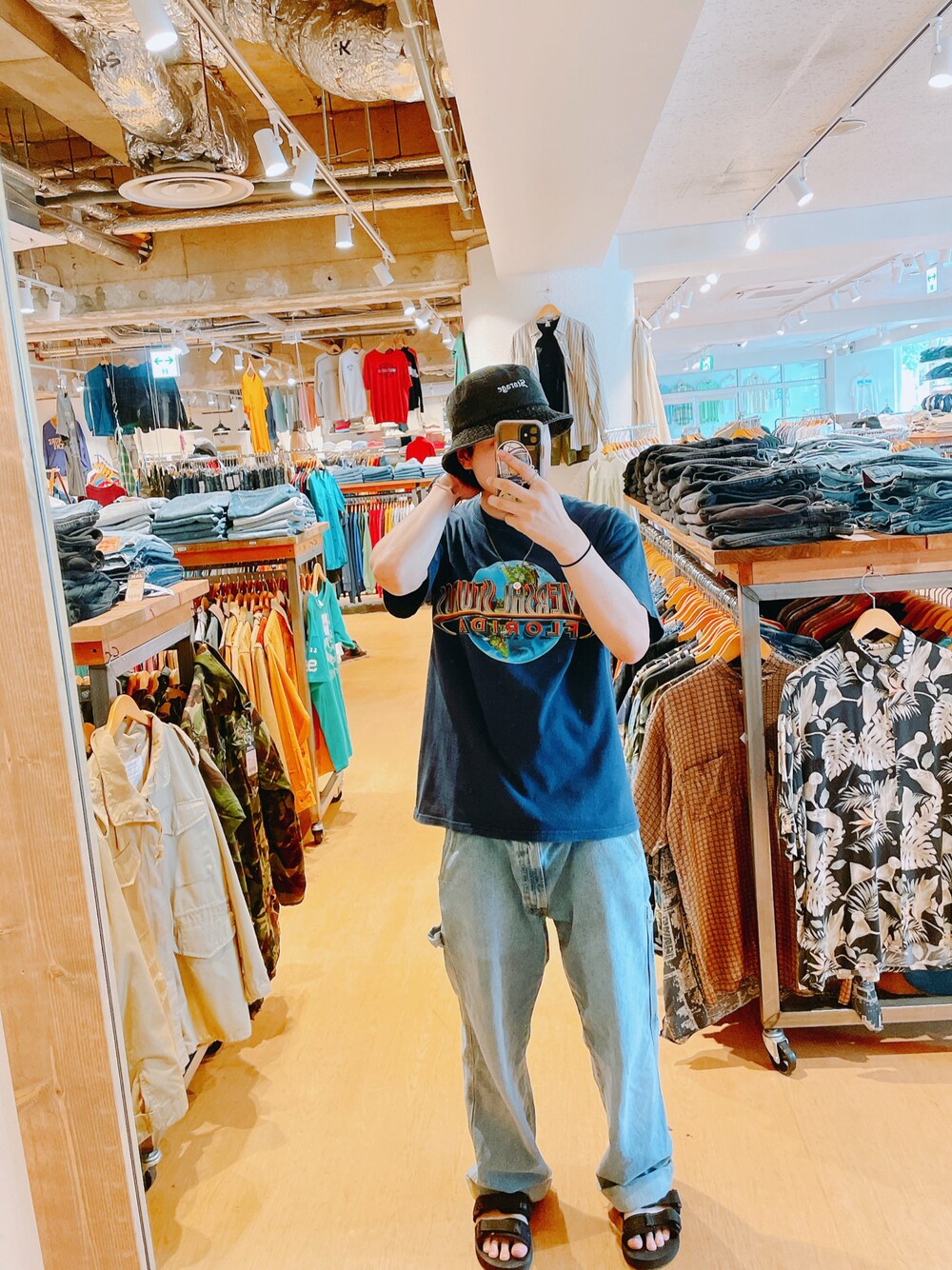 ブルー系のTシャツ/カットソー、ブルー系のデニムパンツ、ブラック系のサンダルを着用したメンズの夏コーディネートの1枚目の写真