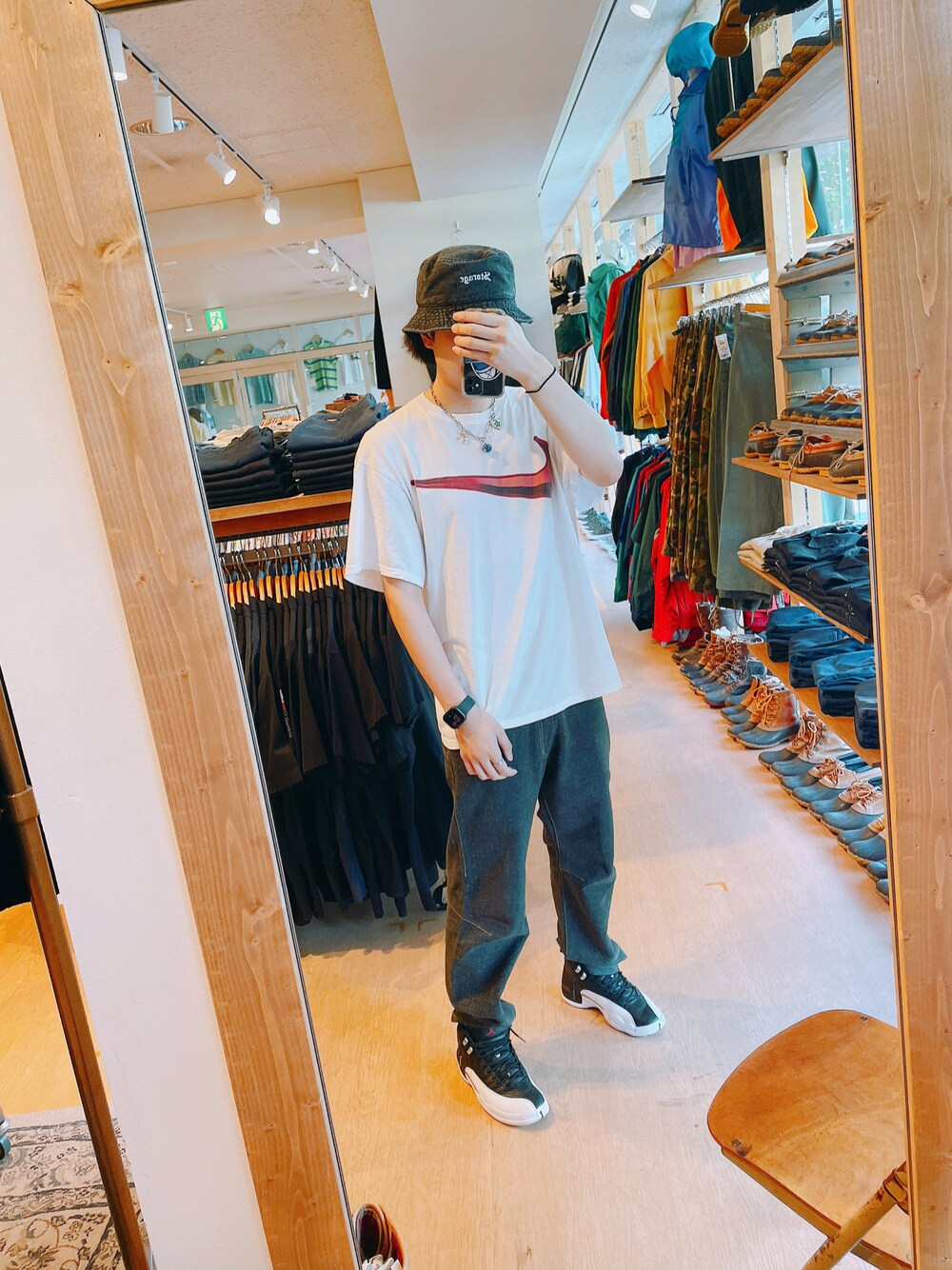 ホワイト系のTシャツ/カットソー、ブラック系のデニムパンツ、ホワイト系のスニーカーを着用したメンズの夏コーディネートの1枚目の写真