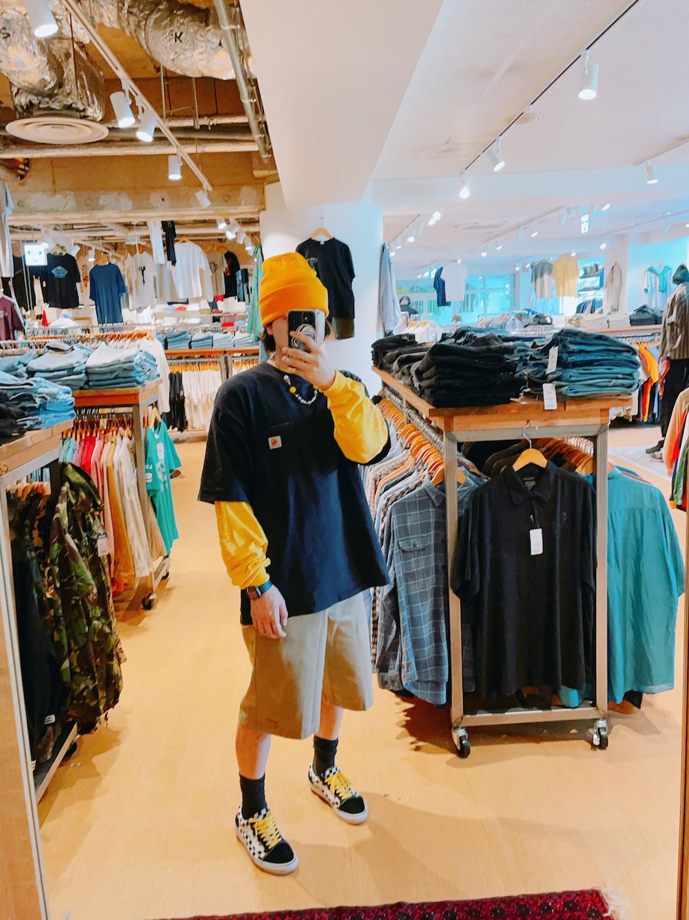 ブラック系のTシャツ/カットソー、ベージュ系のチノパンツ、その他のスニーカーを着用したメンズの夏コーディネートの1枚目の写真