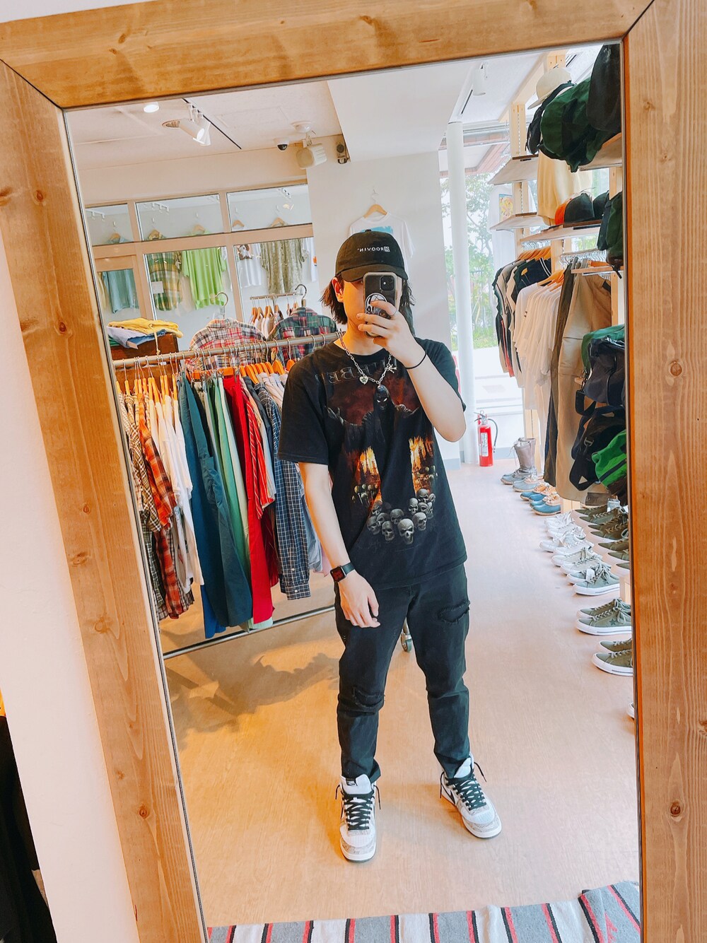 ブラック系のTシャツ/カットソー、ブラック系のデニムパンツ、ホワイト系のスニーカーを着用したメンズの夏コーディネートの1枚目の写真