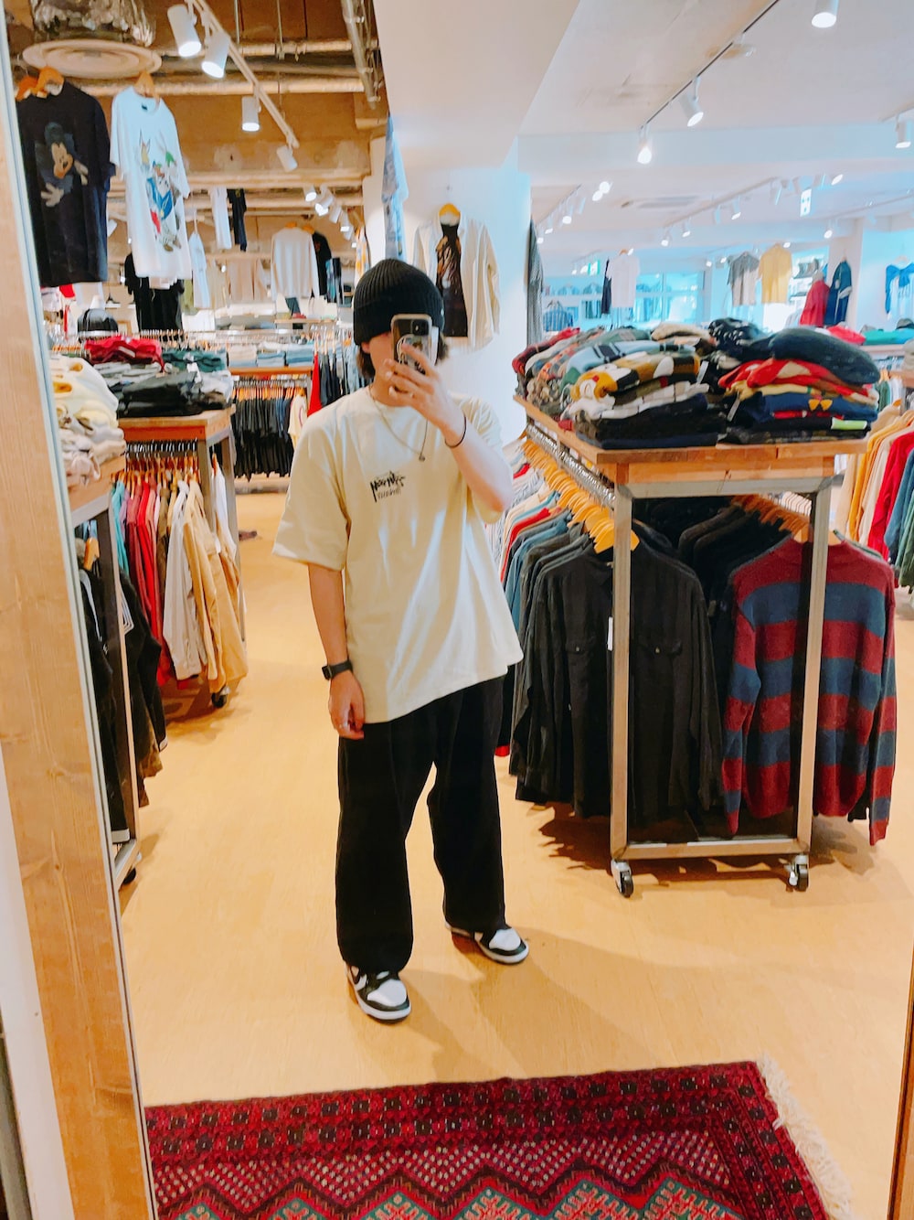 ホワイト系のTシャツ/カットソー、ブラック系のデニムパンツ、ホワイト系のスニーカーを着用したメンズの夏コーディネートの1枚目の写真