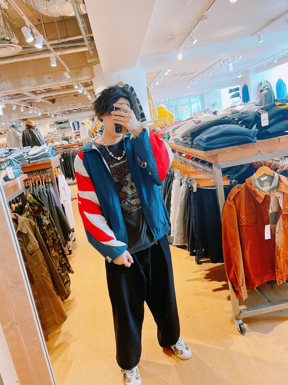 その他のスニーカー、ブラック系のデニムパンツ、ブラック系のTシャツ/カットソーを着用したメンズの春コーディネートの1枚目の写真