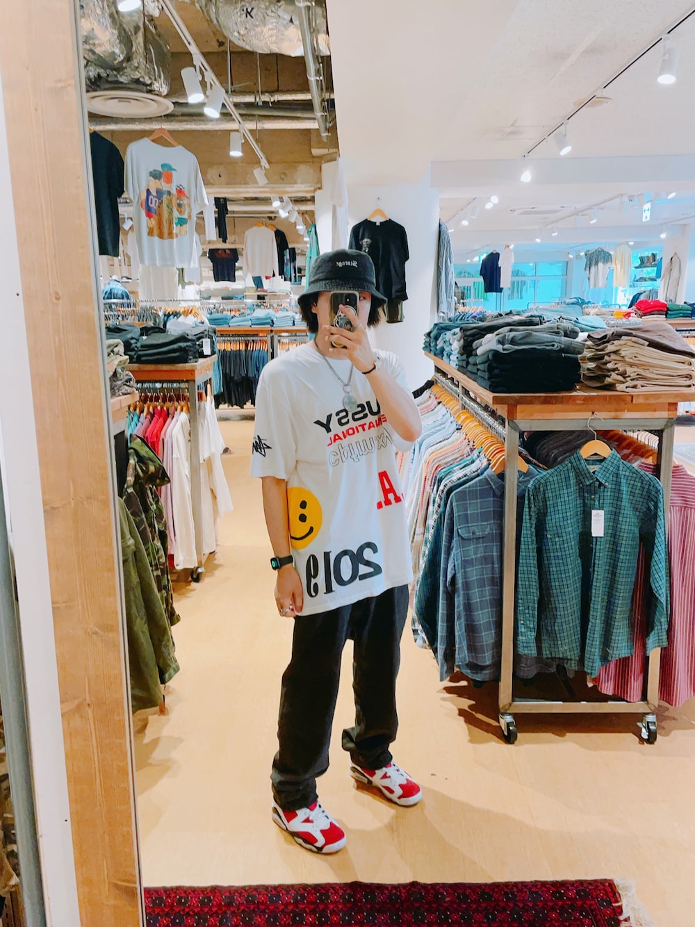 ホワイト系のTシャツ/カットソー、ブラック系のデニムパンツ、レッド系のスニーカーを着用したメンズの夏コーディネートの1枚目の写真