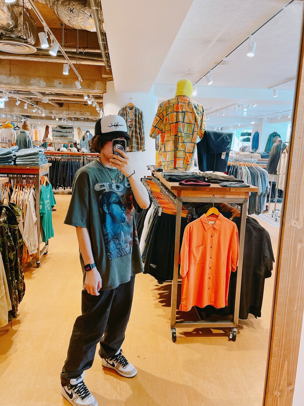 グレー系のTシャツ/カットソー、ブラック系のデニムパンツ、ホワイト系のスニーカーを着用したメンズの春コーディネートの1枚目の写真