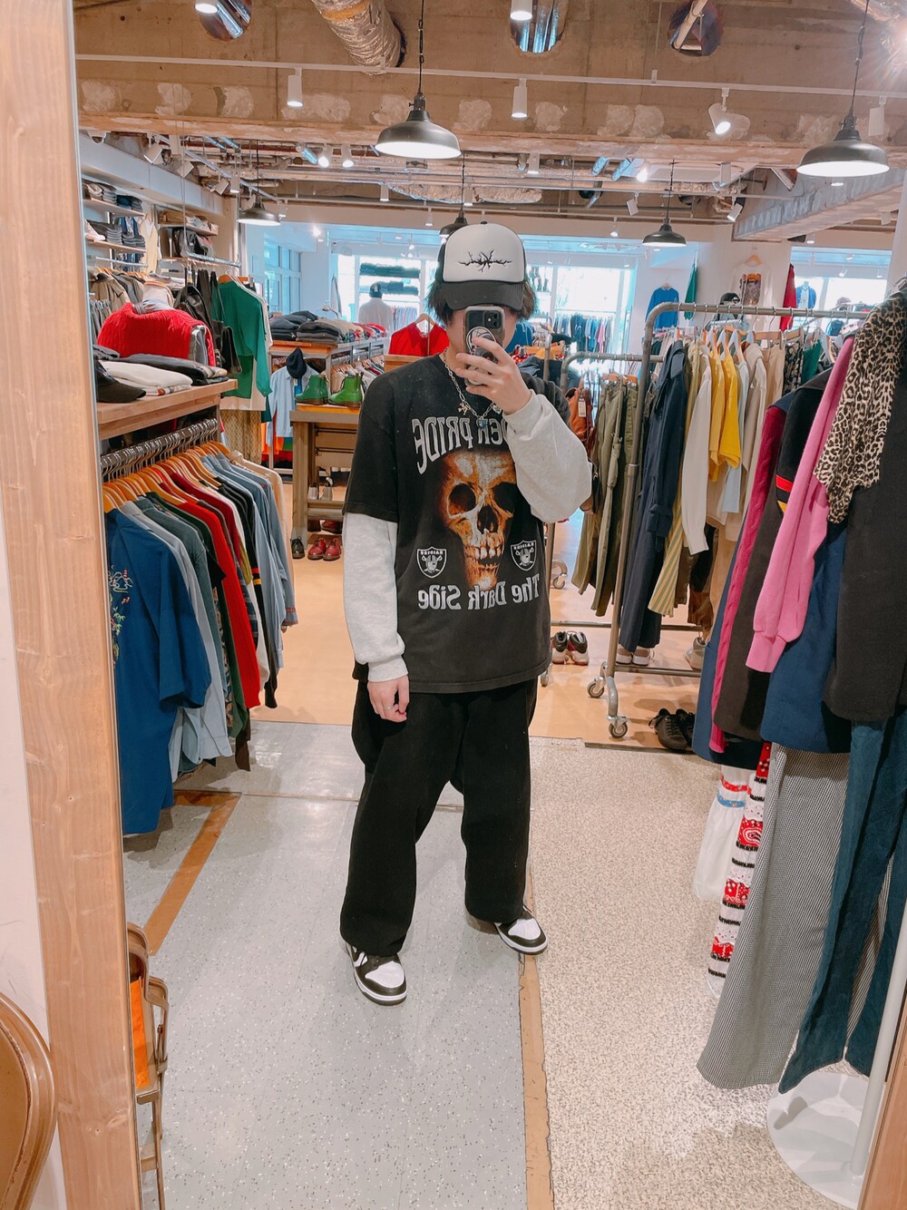 ブラック系のTシャツ/カットソー、ブラック系のデニムパンツ、ホワイト系のスニーカーを着用したメンズの春コーディネートの1枚目の写真