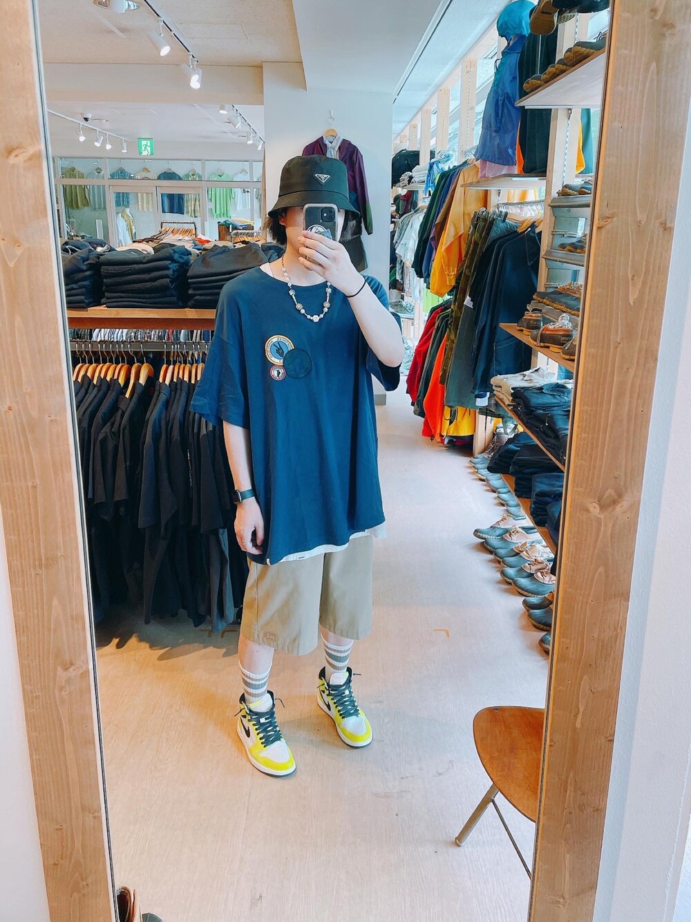 ブルー系のTシャツ/カットソー、ベージュ系のチノパンツ、イエロー系のスニーカーを着用したメンズの夏コーディネートの1枚目の写真