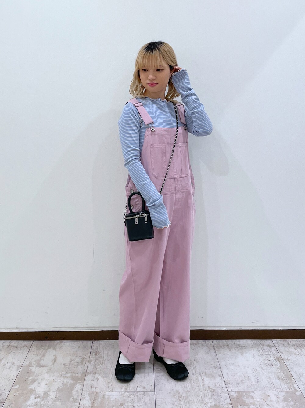 「春コーデ、休日スタイル、オトナカジュアル、春カラー、着回しコーデ、春服、ショルダーバッグ、今日のコーデ、おしゃれさんと繋がりたい、低身長、春、ピンク、サロペット、wcloset、低身長コーデ」｜「w closetのバックオープンメローボーダーTee（Tシャツ/カットソー、ブルー系）」を使った、CHIE KURAKAMIさん（レディース・148cm）の春コーディネートの1枚目の写真