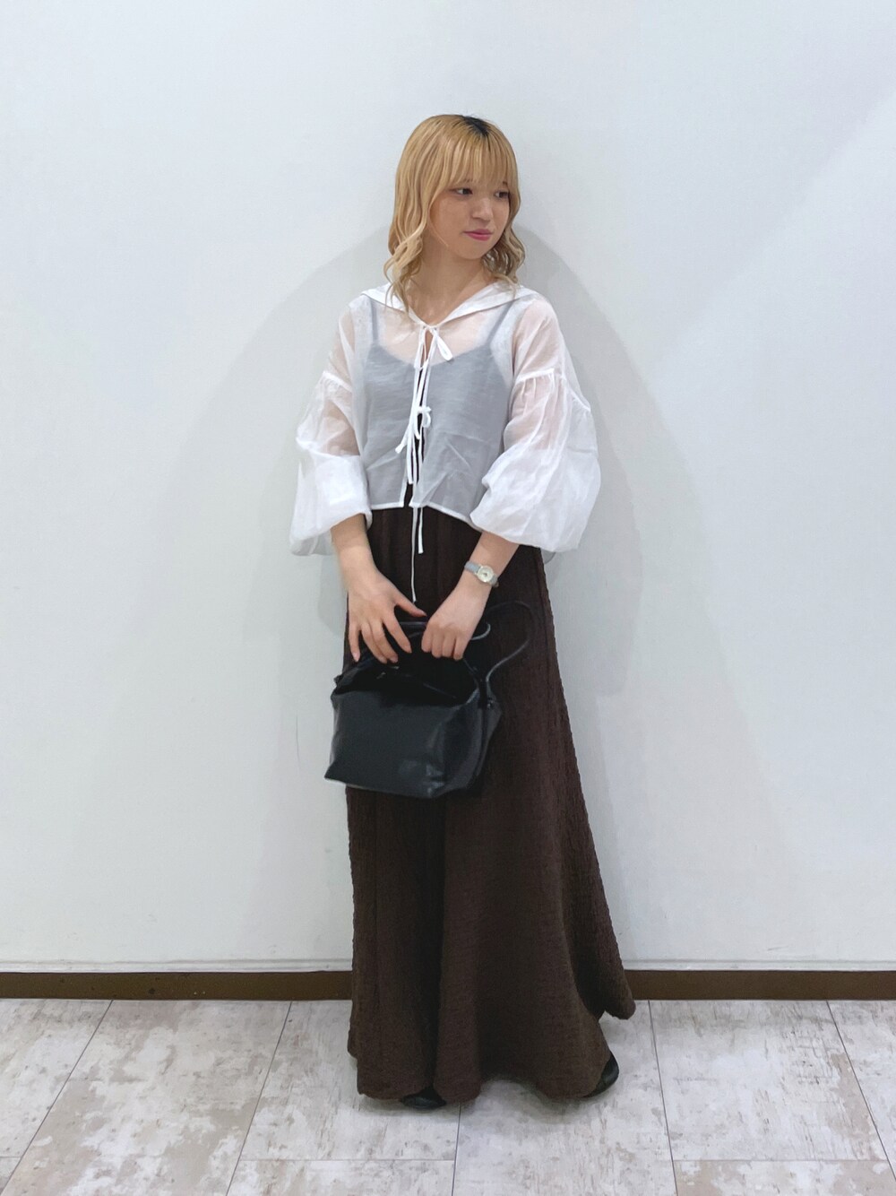 「休日コーデ、シンプルスタイル、ワンピースコーデ、お出かけコーデ、オトナカワイイ、大人ガーリー、大人女子、キレイめコーデ、低身長コーデ、ワンピース、シアーシャツ、リボン、wcloset、マーメイド、低身長」｜「w closetのシアーセーラーカラーブラウス（シャツ/ブラウス、ホワイト系）」を使った、CHIE KURAKAMIさん（レディース・148cm）の春コーディネートの1枚目の写真