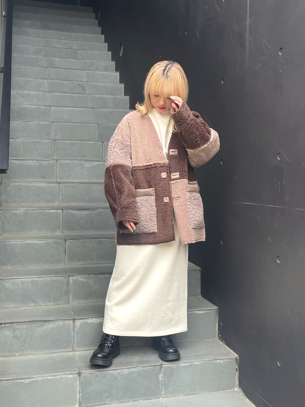「スウェット、アウター、セットアップ、ブーツ、ボア、秋のコーデ、ブラウン、秋服、カジュアルコーデ、アイボリー、wcloset、今日のコーデ」｜「w closetのエコスエードムートンパッチワークジャケット（ムートンコート、ベージュ系）」を使った、CHIE KURAKAMIさん（レディース・148cm）の秋コーディネートの1枚目の写真