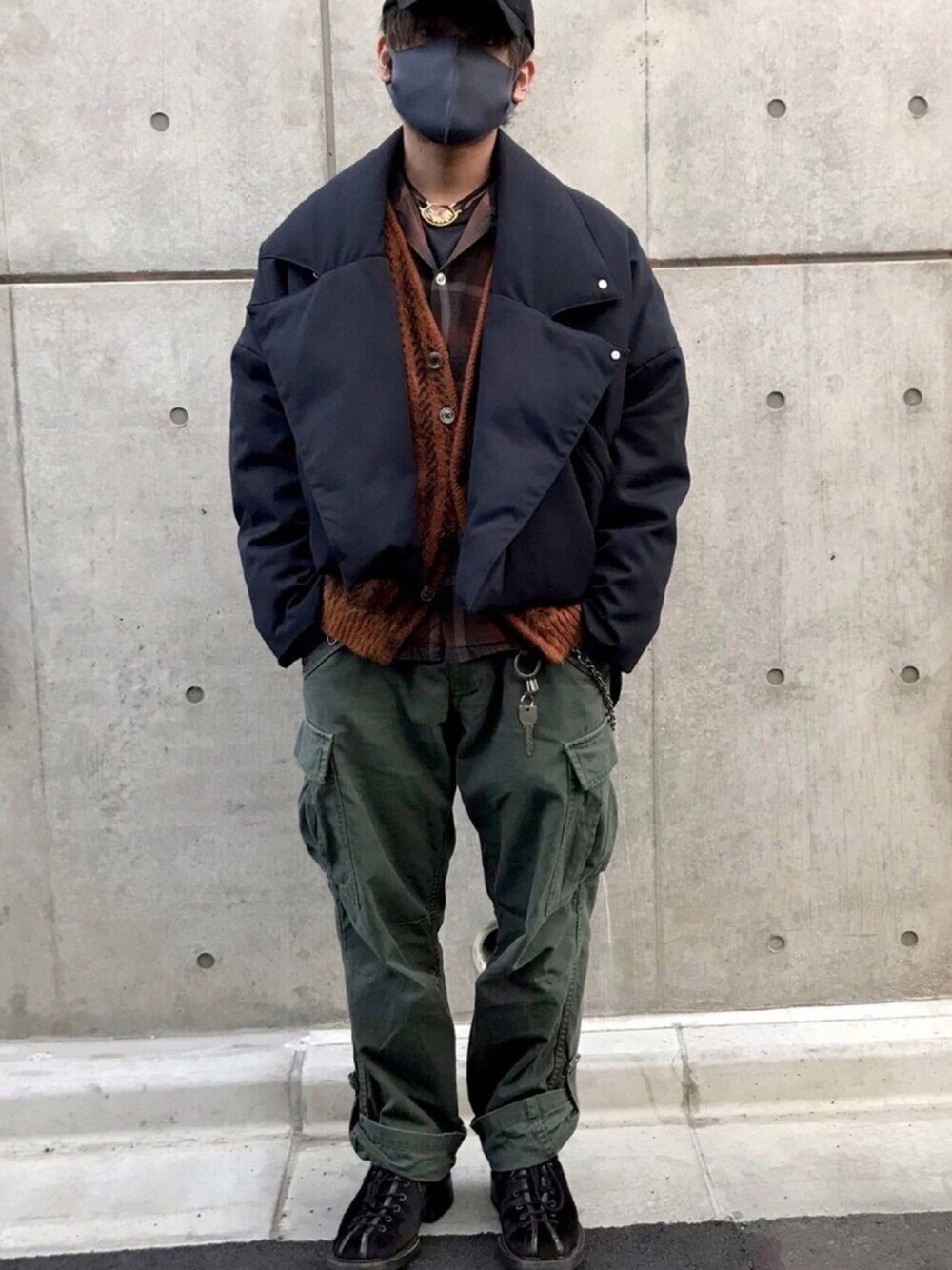「いいね、save、フォローお願いします🤑、レイヤードスタイル、お洒落さんとつながりたい、古着MIX、古着コーデ、低身長コーデ、アメカジ、カーゴパンツ、ビッグシルエット、オーバーサイズ」｜「my beautiful landletの【my beautiful landlet】 wool twill × Kawada Down / short blouson（ダウンジャケット/コート、ブラック系）」を使った、syuhei0930dayoさん（メンズ・165cm）の春コーディネートの1枚目の写真