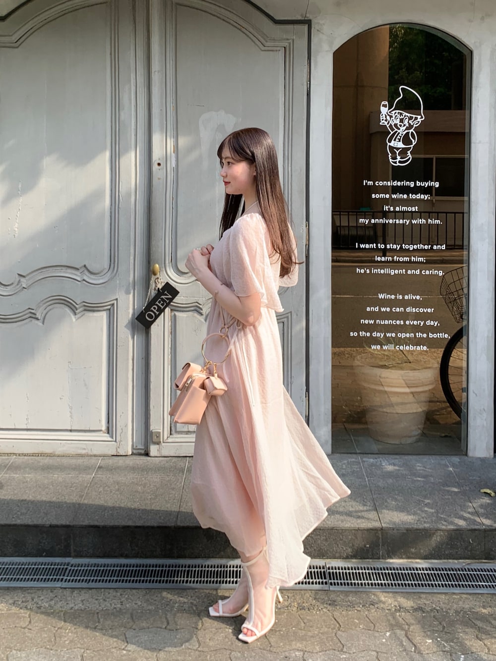 「夏コーデ、シンプルコーデ、夏、大人かわいい、休日スタイル、サンダルコーデ、ワンピーススタイル、ootd、お洒落さんとつながりたい、ピンクコーデ」｜「muguetのside slit sheer one piece（ワンピース、ピンク系）」を使った、shira_yumeさん（レディース・163cm）の夏コーディネートの1枚目の写真