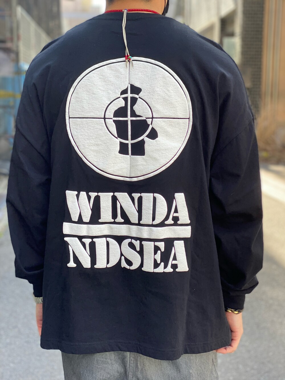「WINDANDSEA、ウィンダンシー、PUBLIC ENEMY、goro's、ゴローズ、ストリート、ストリートコーデ、ロンT、オーバーサイズ、春コーデ」｜「goro'sのアイテム（ネックレス、その他）」を使った、sasakicksさん（メンズ・172cm）の春コーディネートの1枚目の写真