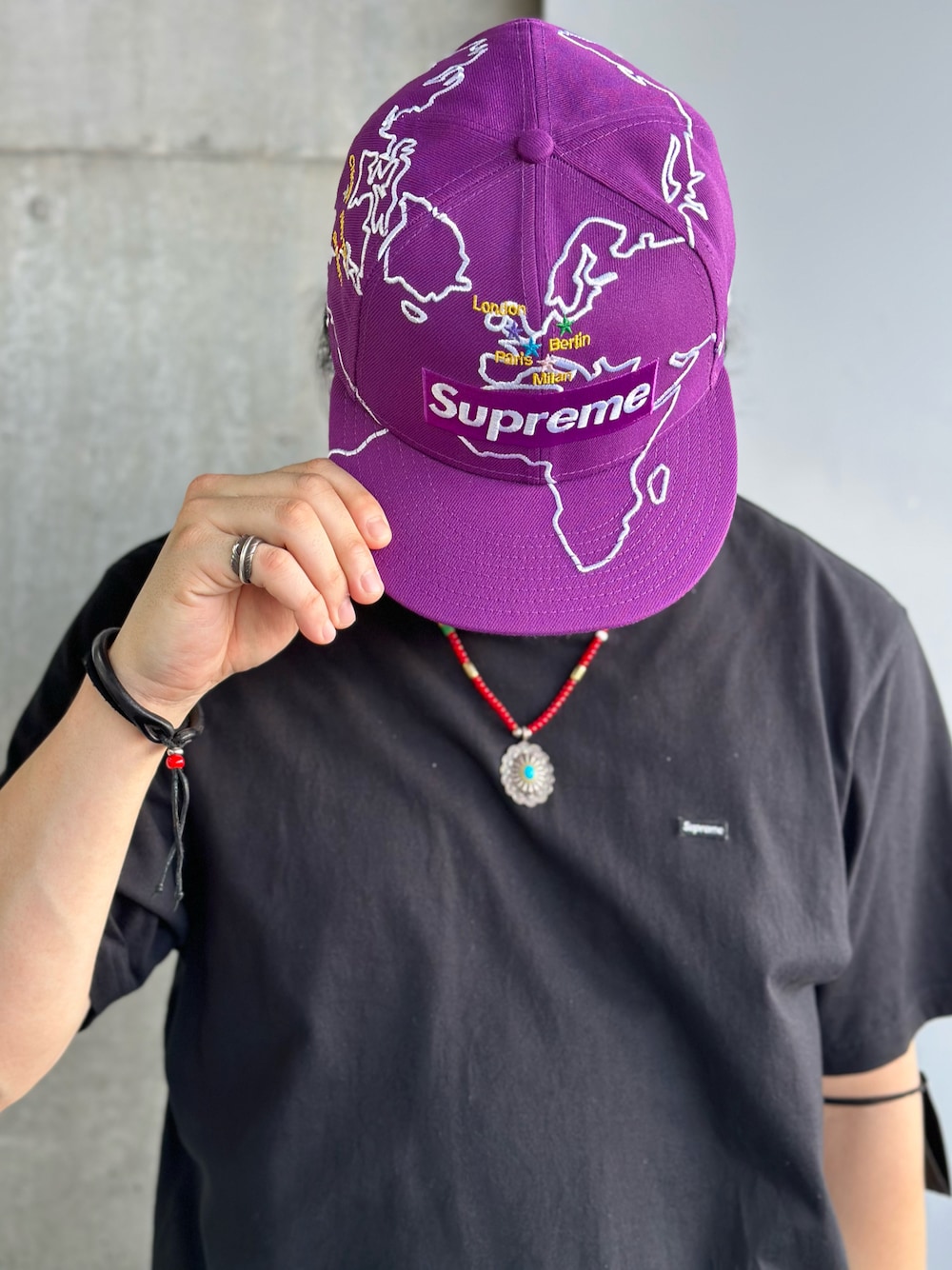 「supreme、シュプリーム、NEW ERA、ニューエラ、パープル」｜「Supreme のアイテム（キャップ、パープル系）」を使った、sasakicksさん（メンズ・172cm）の冬コーディネートの1枚目の写真